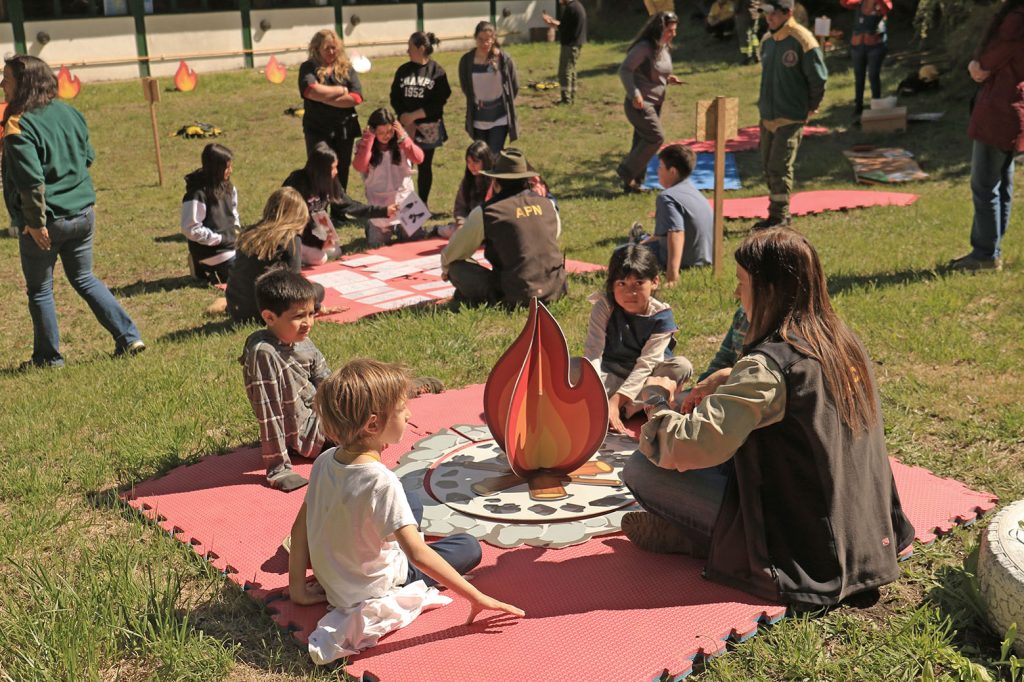 niños aprendiendo con docentes