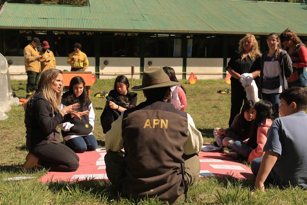 nños aprendiendo con docentes