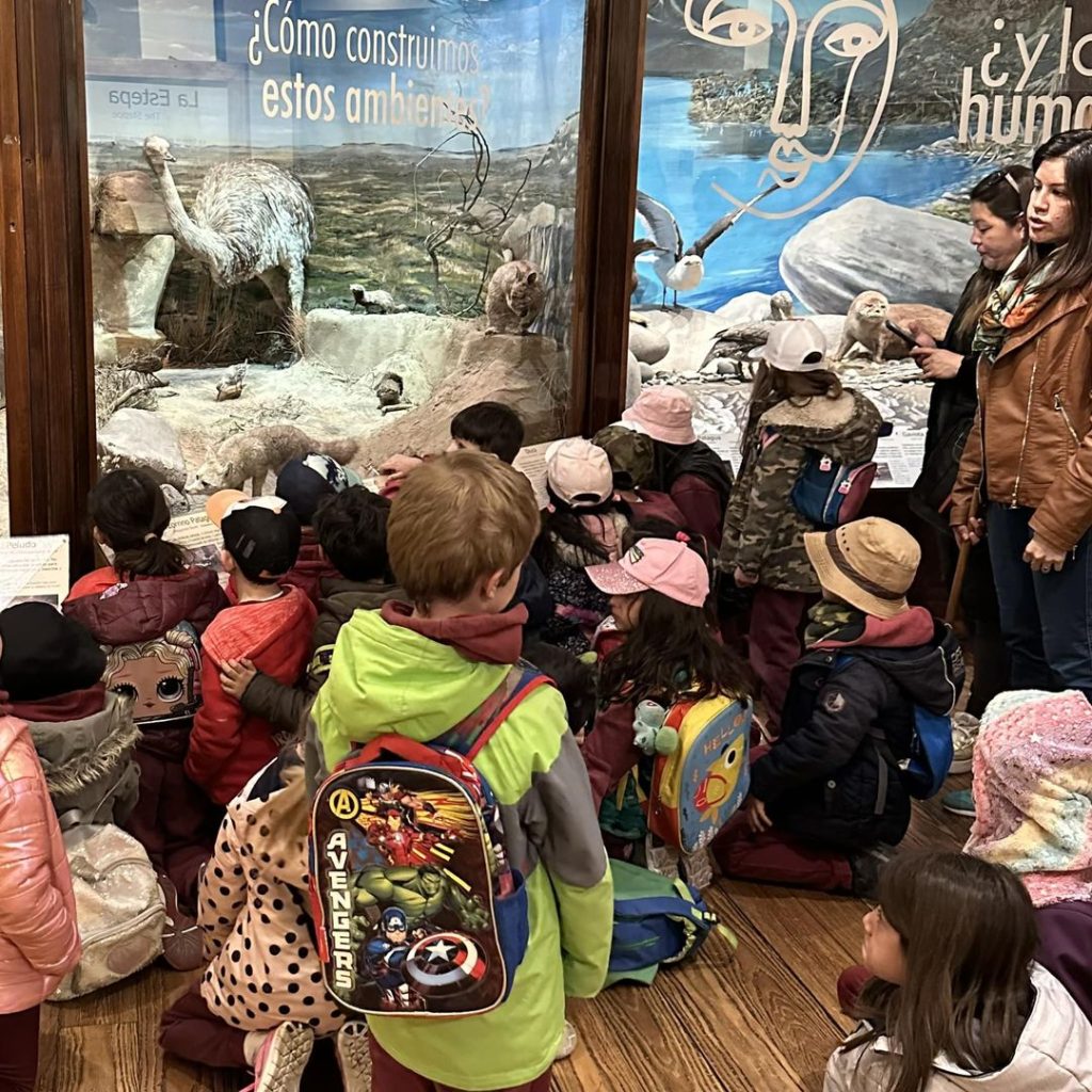 niños en el museo